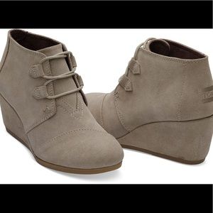 TOMS DESERT WEDGE SUEDE BOOTIES